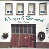 Eingang zum Weingut Kneller 